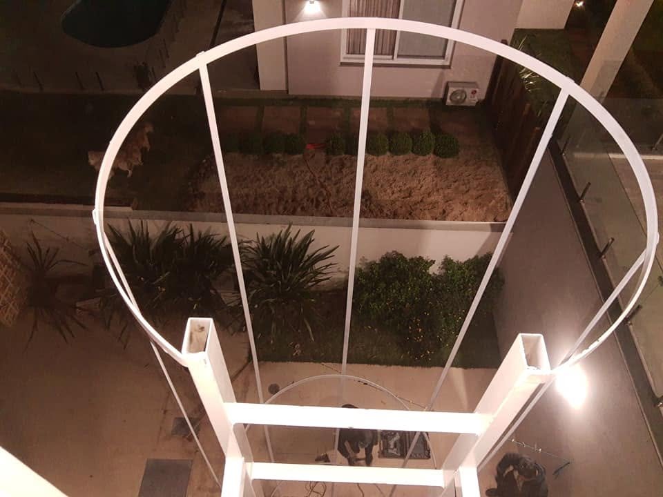 Escada de ferro com corrimão - S&A Serralheria